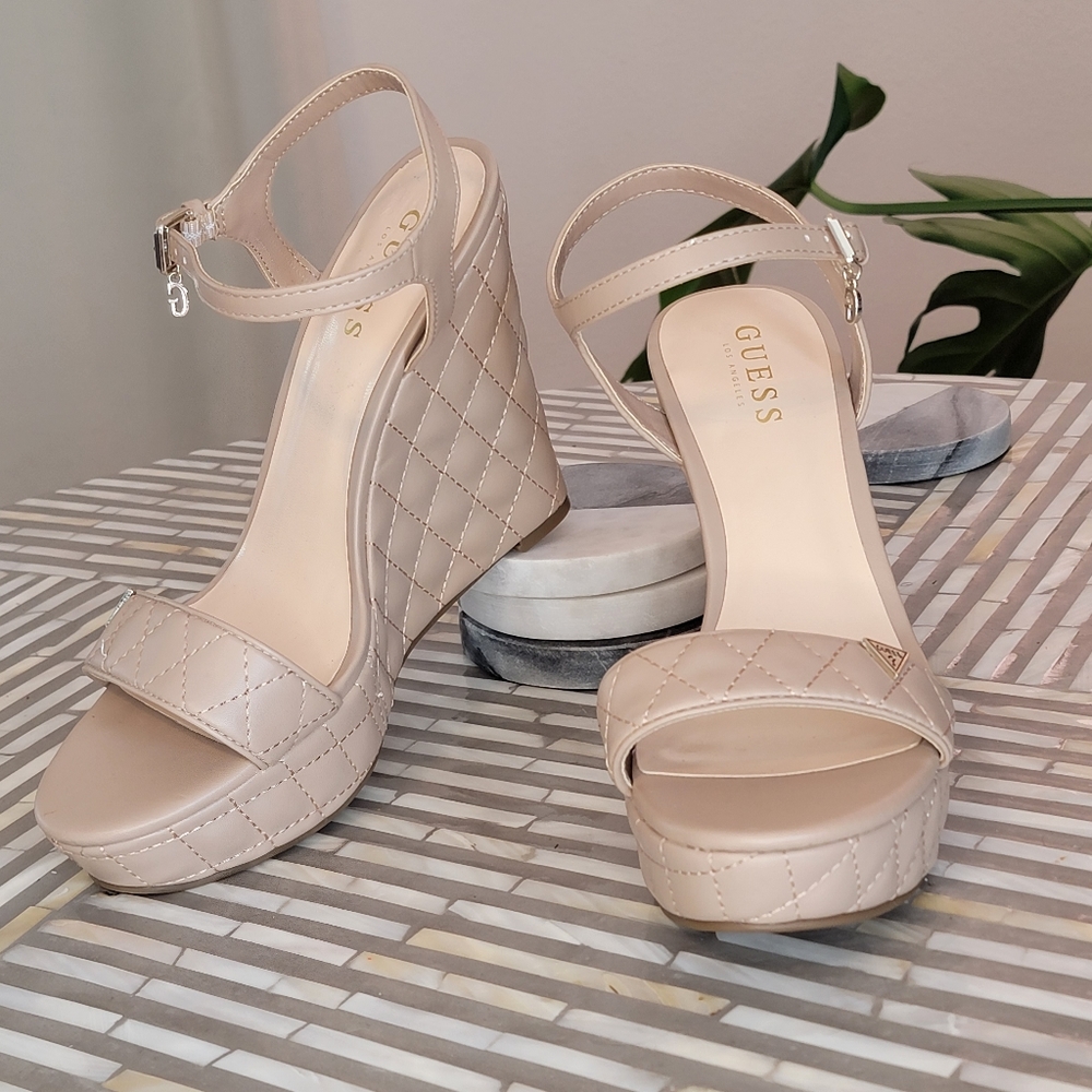 GUESS QUILTED HEEL WEDGE SANDAL.